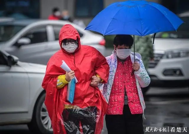 武汉市汉阳医院发热门诊逐渐恢复平静，大家都在坚守中等待春暖花开